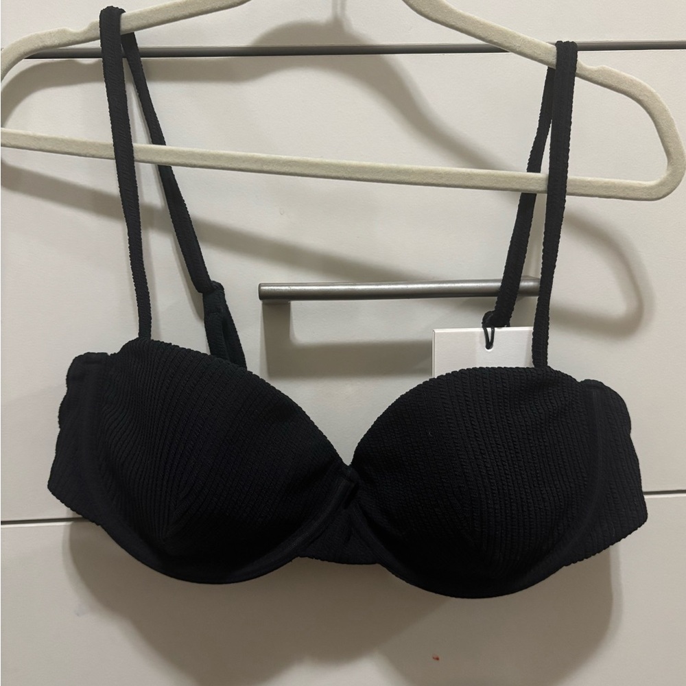 - Onia - bikini top in color black. Size S